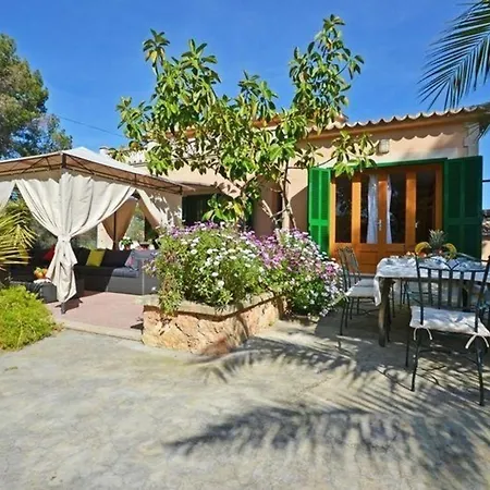 Schoene Mit Pool Und Garten Holiday home *